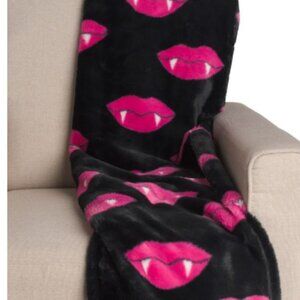 🎃 Halloween NOVOGRATZ Koda Vampire Lips & Fangs Throw Blanket